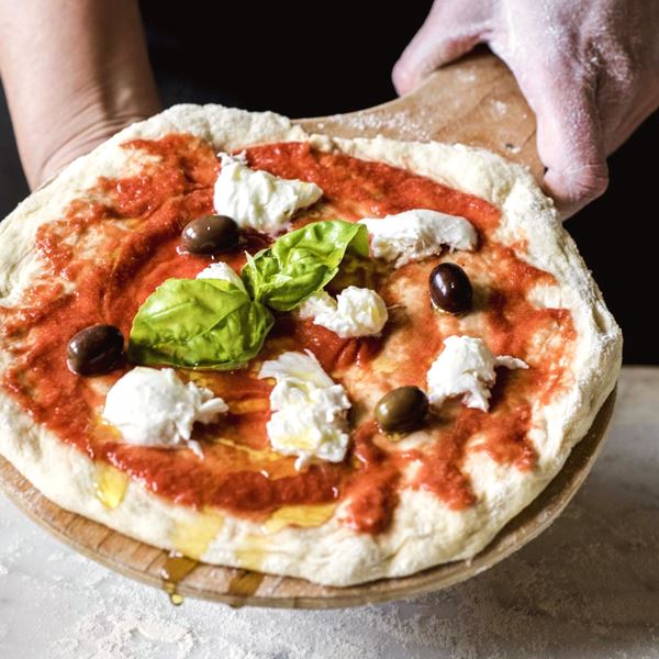 Φτιάχνοντας την τέλεια πίτσα στο σπίτι