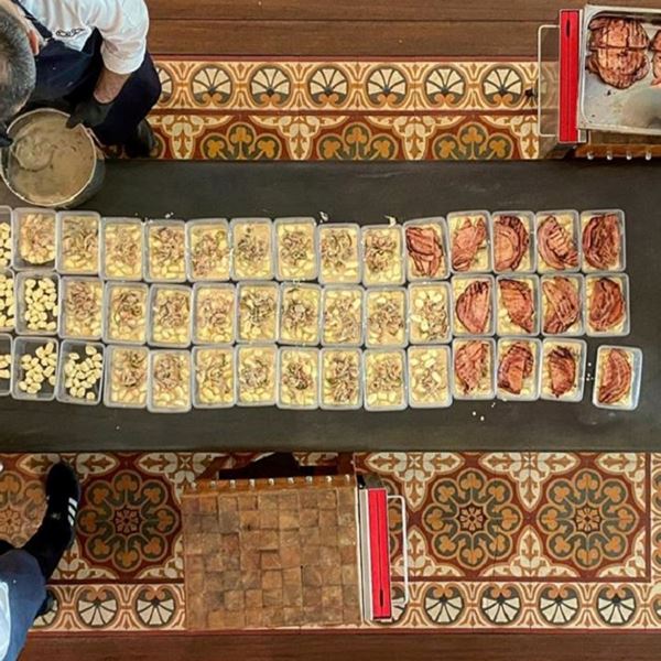 H εστιατορική Dream Team της Αθήνας μαγειρεύει για γιατρούς και νοσηλευτές