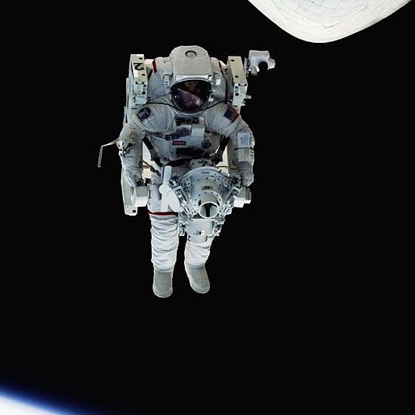 Η απίστευτη αδημοσίευτη φωτογραφία από τον πρώτο διαστημικό περίπατο