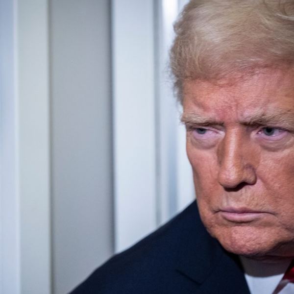 O Donald Trump ακύρωσε σχεδόν όλα τα εκτελεστικά διατάγματα του Joe Biden