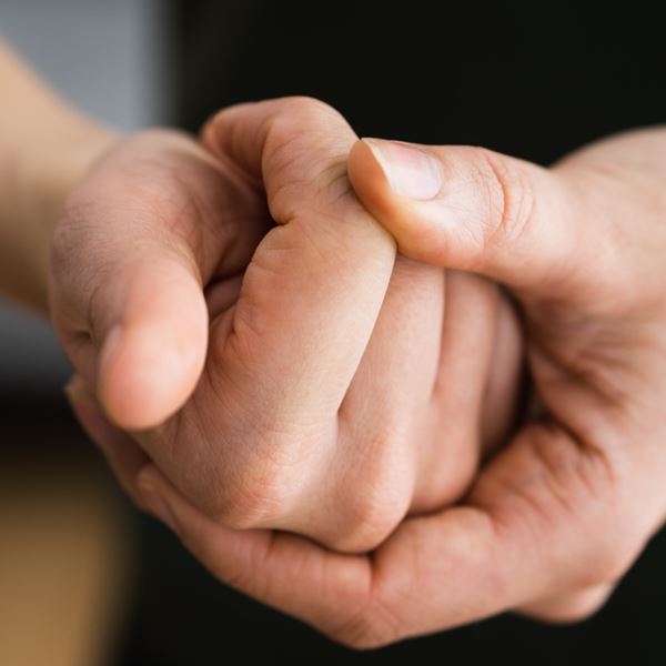 Τελικά, όντως παθαίνεις αρθρίτιδα αν 'σπας' τα δάχτυλά σου;