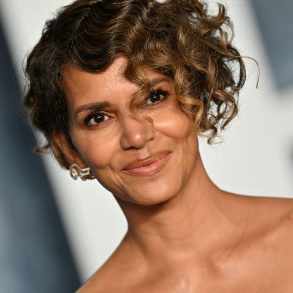 Halle Berry με μπικίνι για να μπει καλά ο Οκτώβριος