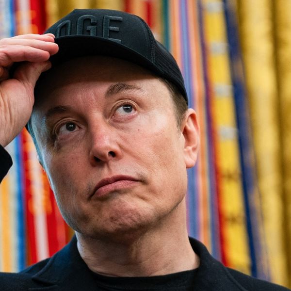 Γιατί ο Elon Musk κάνει μήνυση την Apple