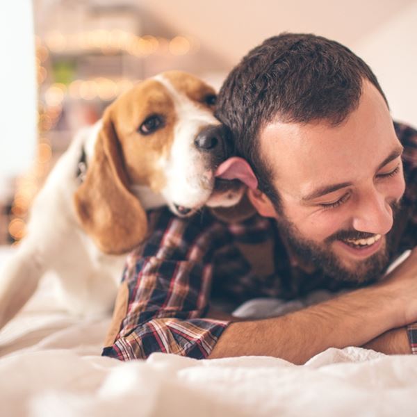 Είναι ωραίο να σε γλείφει ο σκύλος σου, αλλά ίσως είναι επικίνδυνο