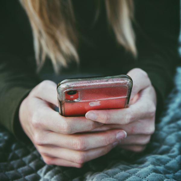 Πώς θα καταλάβεις αν ο σύντροφός σου χρησιμοποιεί εφαρμογή γνωριμιών