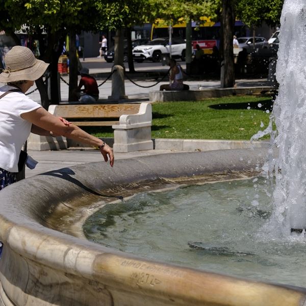 Πώς για να επιβιώσεις από τον καύσωνα στην πόλη, σύμφωνα με την τεχνητή νοημοσύνη