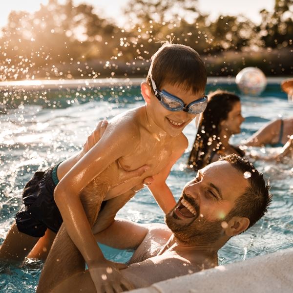 Πισίνα ή θάλασσα; Πού κινδυνεύουμε λιγότερο απ' τα μικρόβια