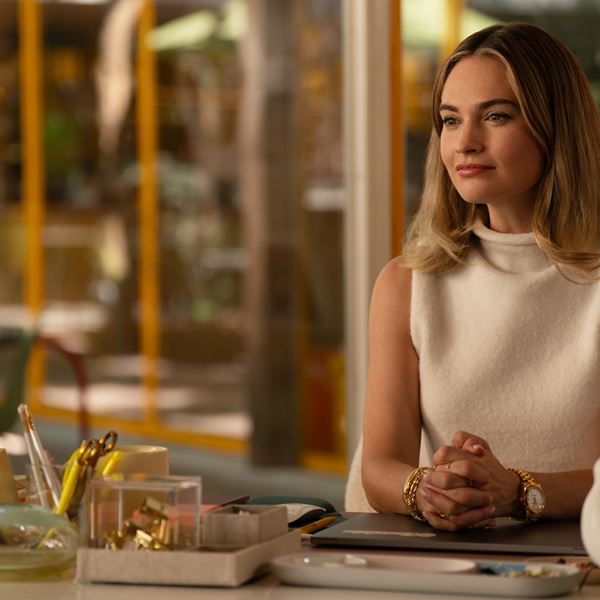 Στο Swiped η Lily James είναι ο θηλυκός Zuckerberg (βίντεο)