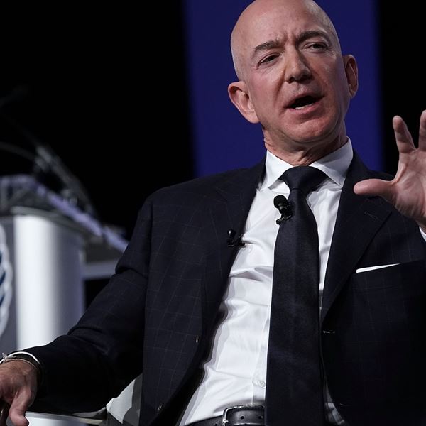 O Jeff Bezos θα προσλάβει 100.000 άνεργους υπαλλήλους